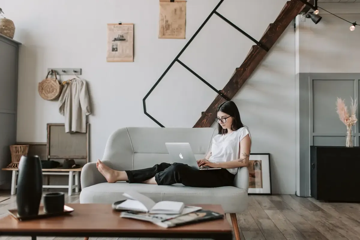 Persona trabajando desde casa
